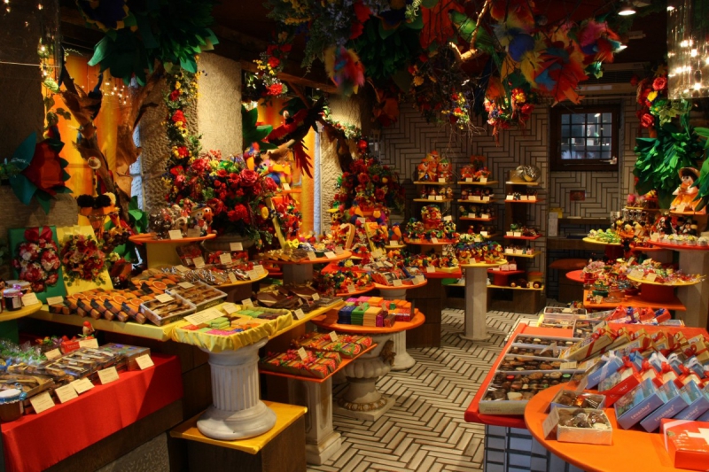 vitrine-TOURETTE DU CHATEAU-min_candy_store_chocolate_shop_chocolate_switzerland-393515